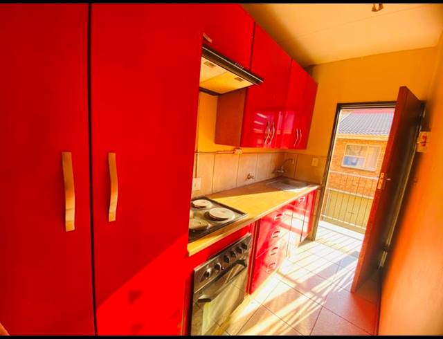 2 BEDROOM PROPERTY TO RENT IN KEMPTON PARK CENTRAL
